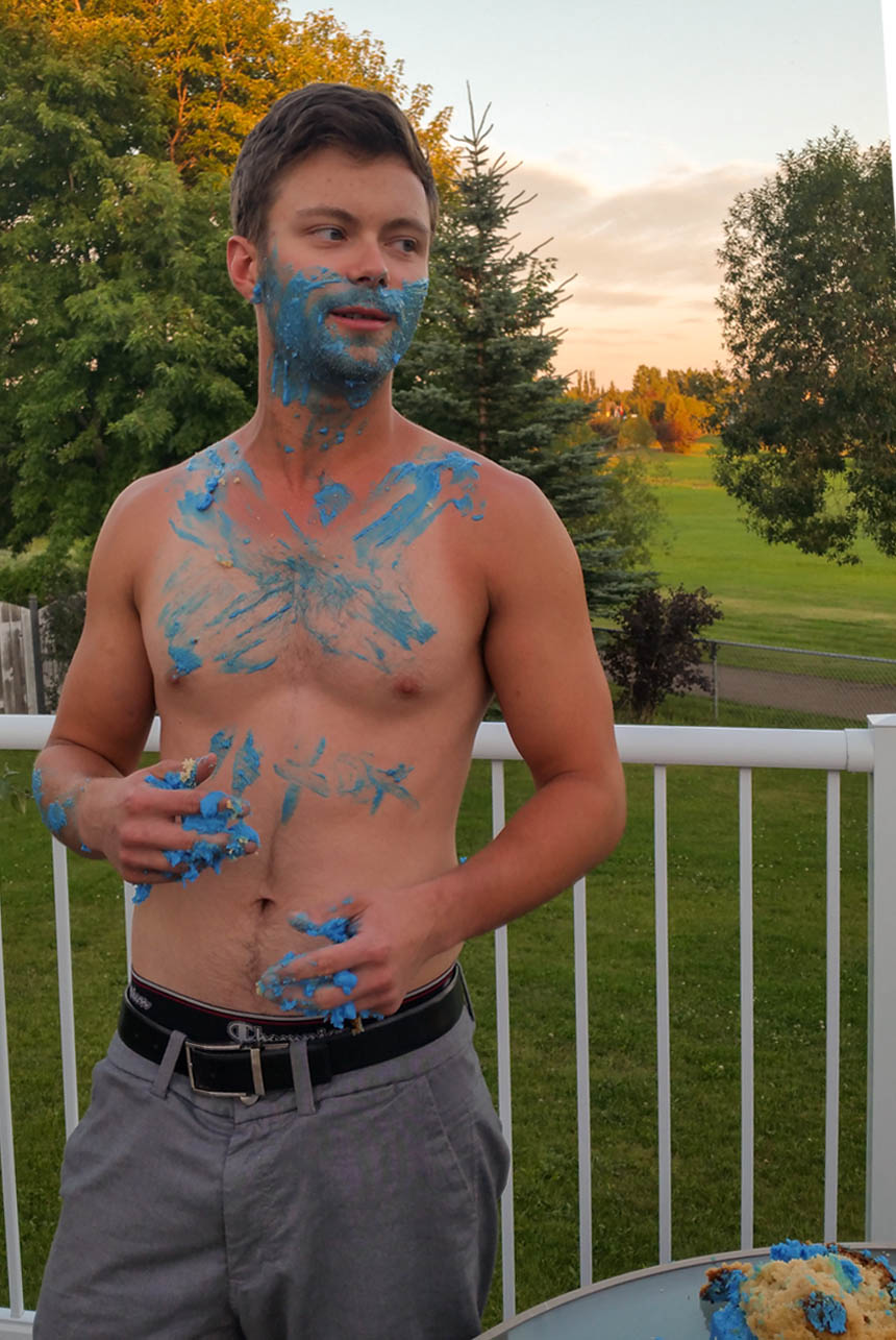 Young man turns 20 with cake smash outdoor